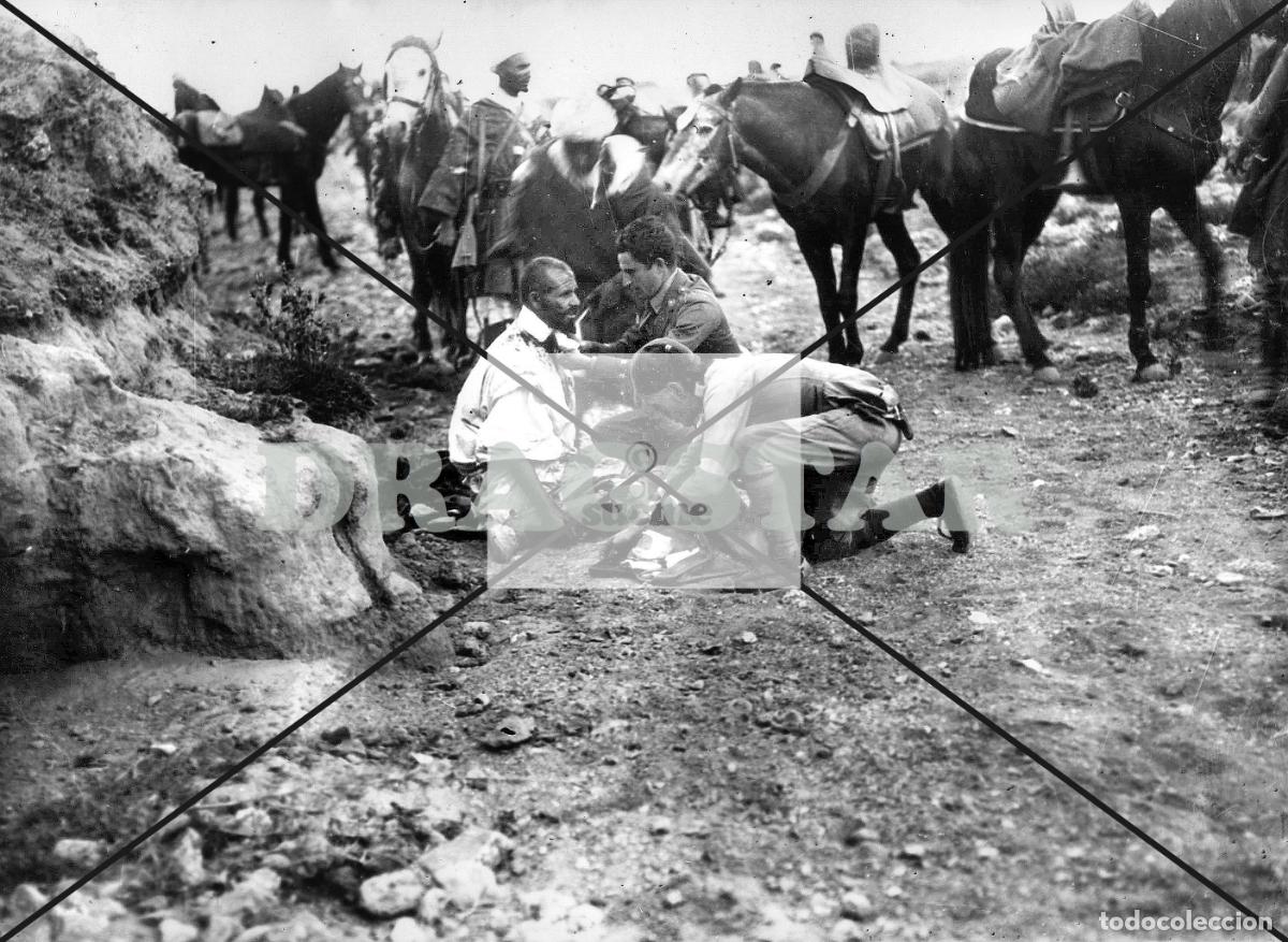 Nuevo: LA GUERRA DE ESPA&Ntilde;A EN AFRICA, SOLDADOS ASISTIENDO A UN HERIDO EN MELILLA TD 81