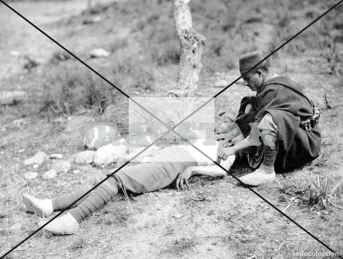 Nuevo: LA GUERRA DE ESPA&Ntilde;A EN AFRICA, SOLDADO ASISTIENDO A UN HERIDO EN MELILLA TD 81