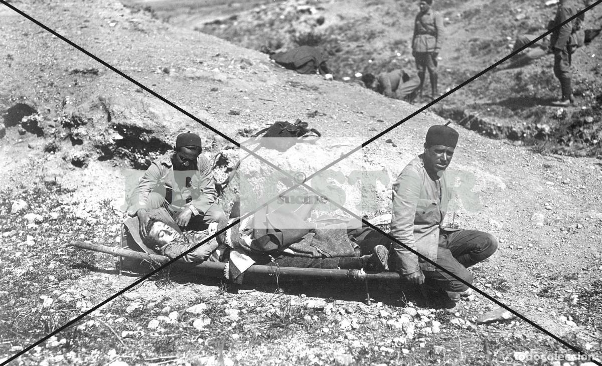 Nuevo: LA GUERRA DE ESPA&Ntilde;A EN AFRICA, SOLDADOS ASISTIENDO A UN HERIDO EN MELILLA TD 81