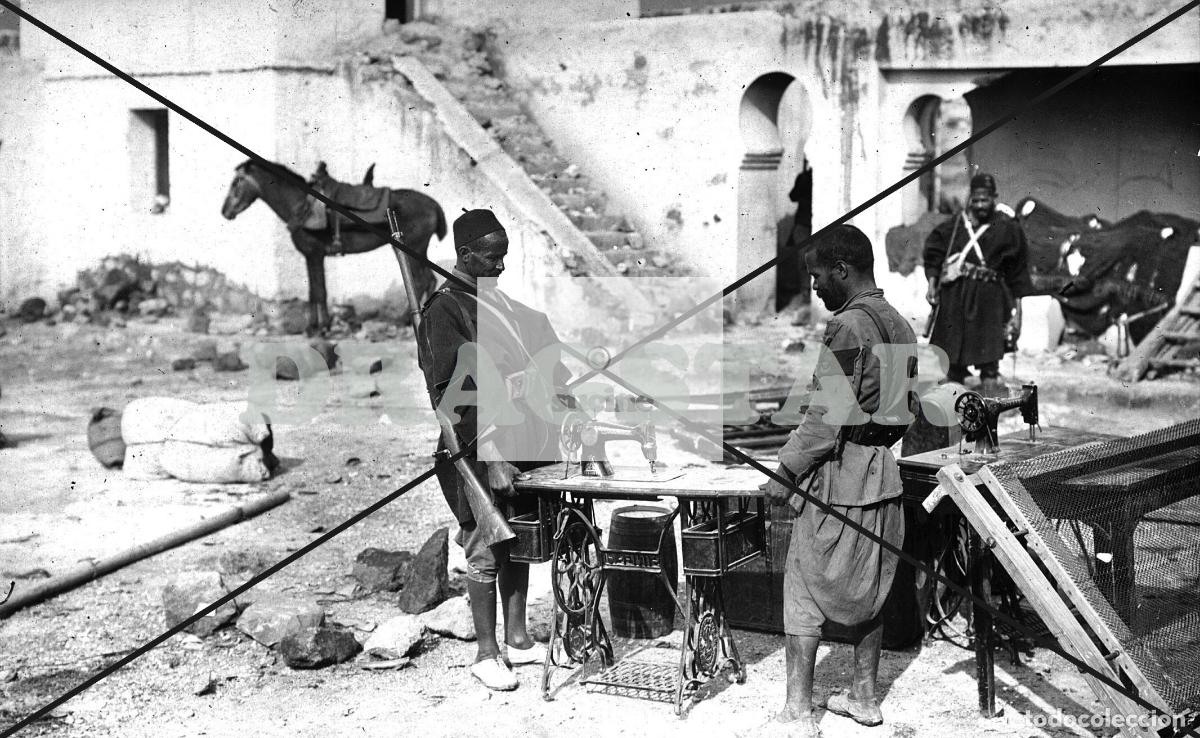 Nuevo: LA GUERRA DE ESPA&Ntilde;A EN AFRICA, SOLDADOS CARGANDO MAQUINAS DE COSER EN CEUTA O MELILLA TD 82