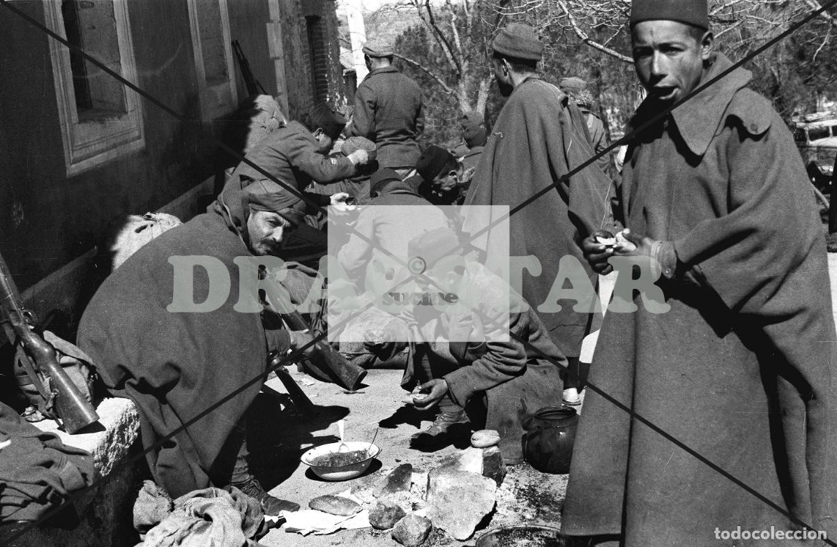 Nuevo: LA GUERRA DE ESPA&Ntilde;A EN AFRICA, SOLDADOS NATIVOS SAHARAUIS COMIENDO RANCHO EN CEUTA O MELILLA TD 82