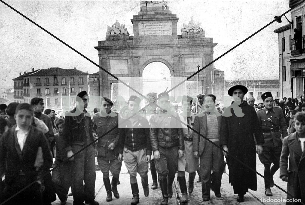 Nuevo: LA GUERRA DE ESPA&Ntilde;A EN AFRICA, DESFILE MILITAR POSIBLEMENTE CEUTA O MELILLA TD 82