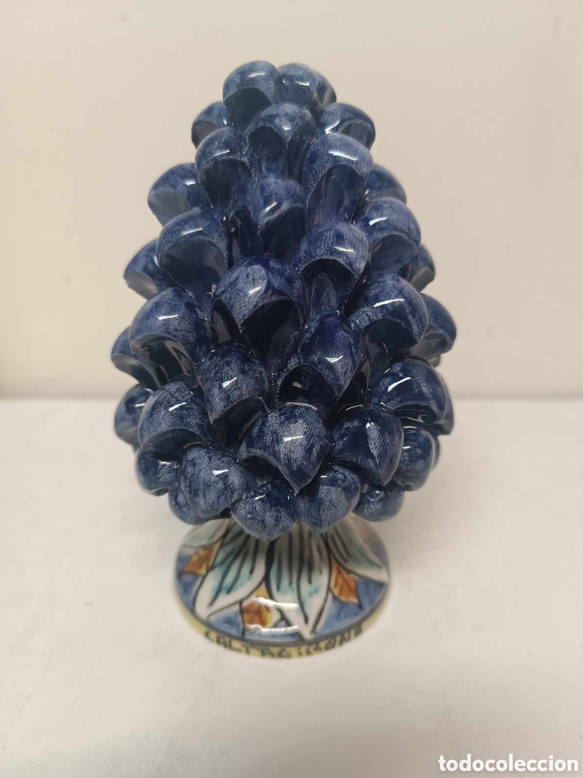 Nuevo: In spagnolo: *&rdquo;Pi&ntilde;a de Caltagirone de 16 cm de altura, color blu con pie, decorada enteramente