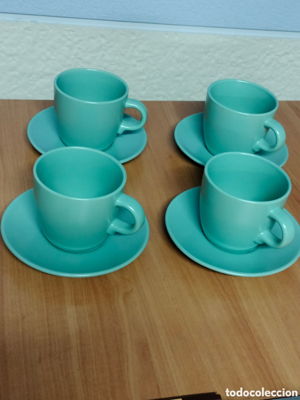 Nuevo: Juego de 4 tazas con sus respectivos platos