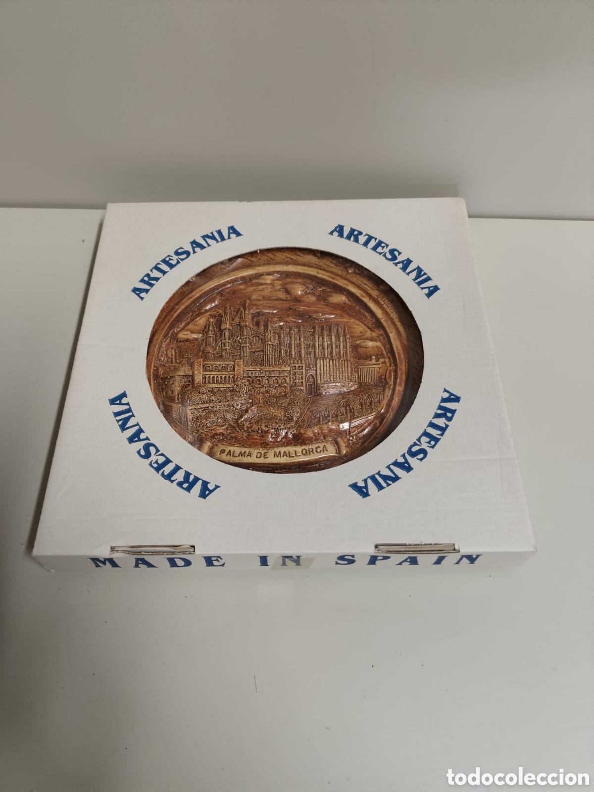 Nuevo: Bonito plato de escayola recuerdo de Palma de Mallorca en su caja.
