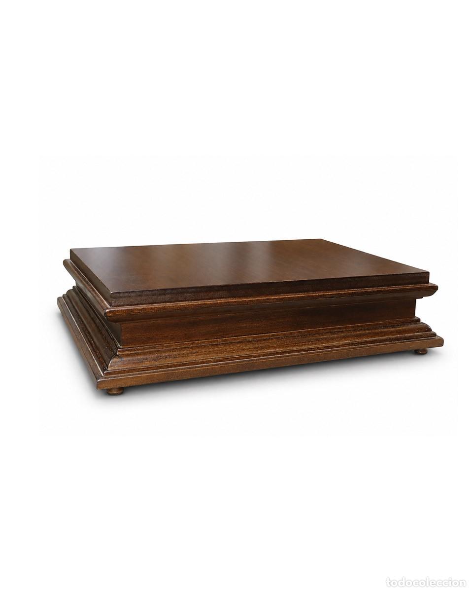 Nuevo: Peana de madera barnizada en color nogal - Foto 1