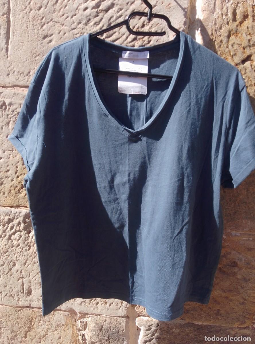 Nuevo: Camiseta manga corta cuello pico azul oscuro. Hanes. Nueva con etiqueta