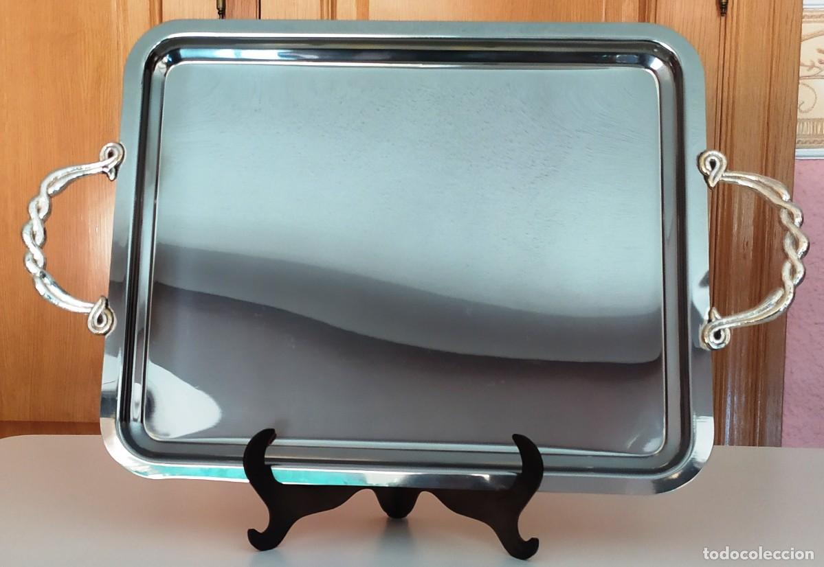 Nuevo: Bandeja rectangular plateada con asas y soporte
