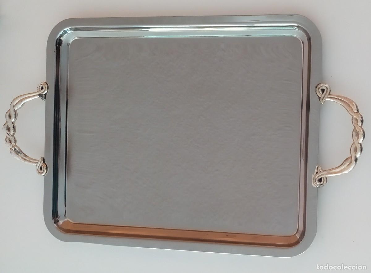 Nuevo: Bandeja rectangular plateada con asas y soporte - Foto 3
