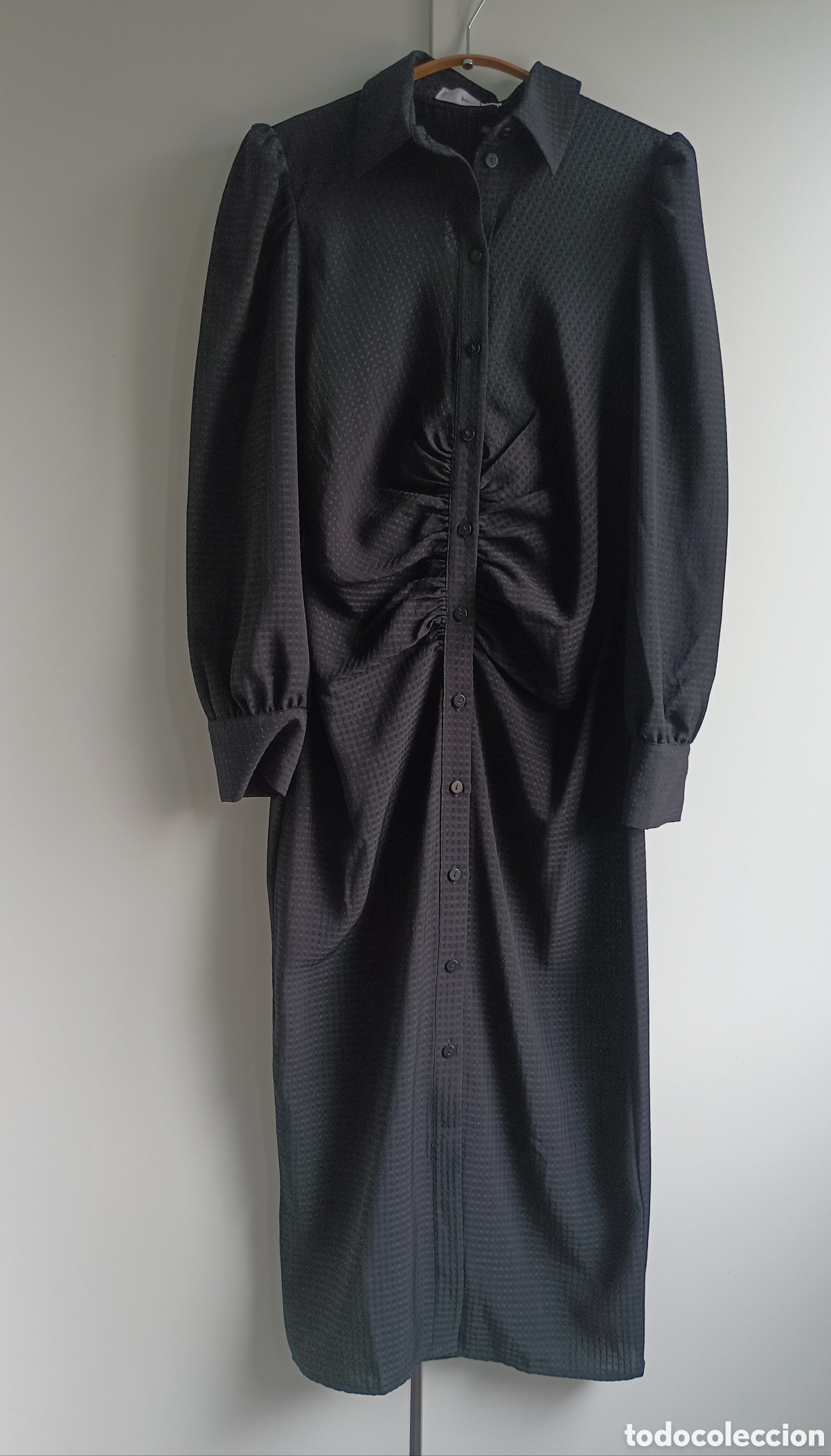 Nuevo: A estrenar ⭐ Vestido camisero fruncido, negro, manga abullonada. Midi. MANGO Outlet. Talla XS. NUEVO