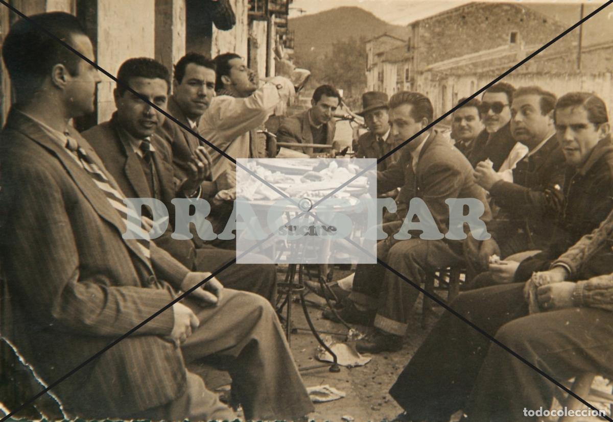 Nuevo: GENTE DE CASTELLON EN EL RECUERDO, GRUPO DE MOTEROS ALMORZANDO EN BORRIOL C86