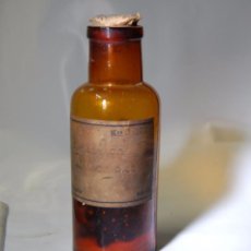 Otras Botellas y Bebidas Antiguas de colección: FRASCO DE FARMACIA CON GRAGEAS DE GUAYACOL // MUY ANTIGUO. Lote 86531336
