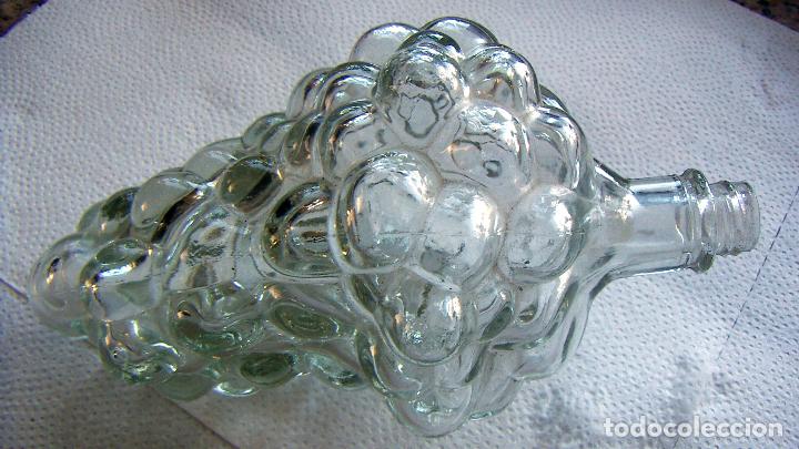 Otras botellas y bebidas antiguas de colecci&oacute;n: BOTELLA EN FORMA DE RACIMO DE UVAS - Foto 1