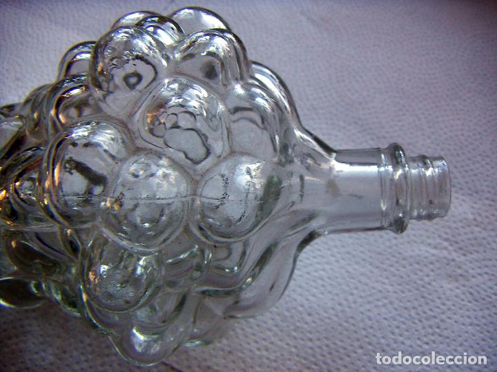 Otras botellas y bebidas antiguas de colecci&oacute;n: BOTELLA EN FORMA DE RACIMO DE UVAS - Foto 2