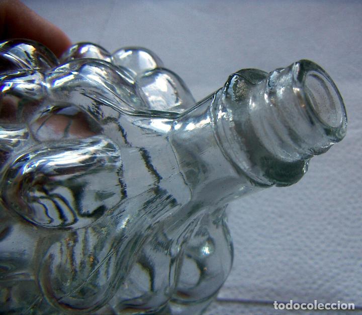 Otras botellas y bebidas antiguas de colecci&oacute;n: BOTELLA EN FORMA DE RACIMO DE UVAS - Foto 3