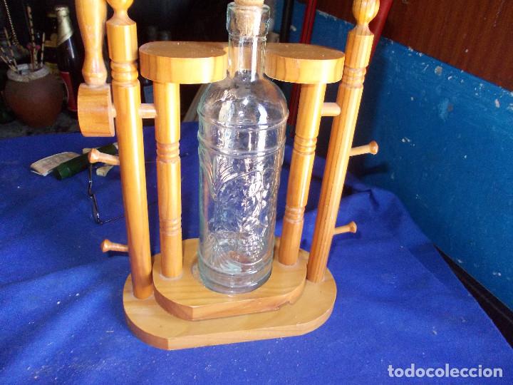 Otras botellas y bebidas antiguas de colecci&oacute;n: botella con mueble - Foto 1