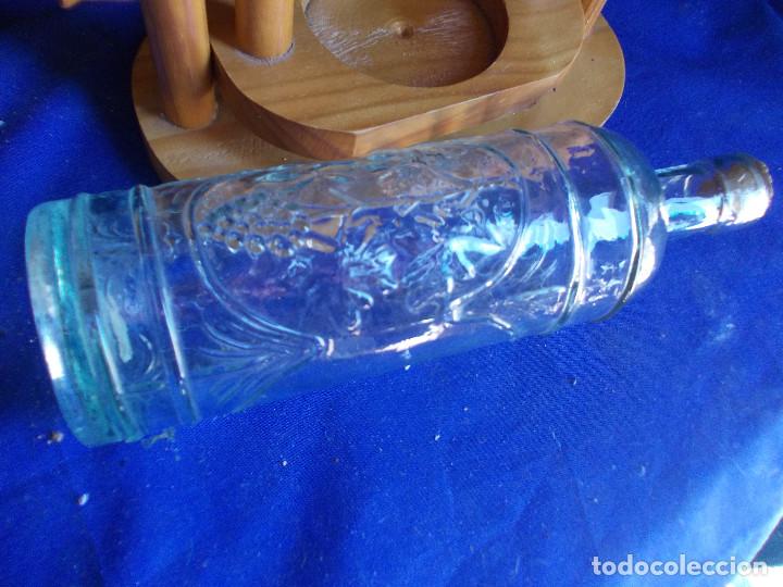 Otras botellas y bebidas antiguas de colecci&oacute;n: botella con mueble - Foto 2
