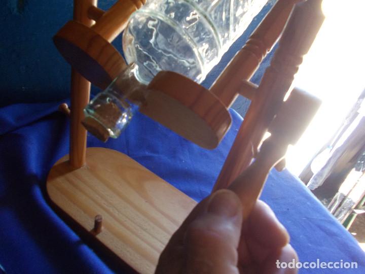 Otras botellas y bebidas antiguas de colecci&oacute;n: botella con mueble - Foto 4