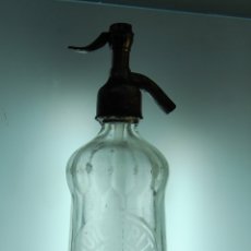 Otras Botellas y Bebidas Antiguas de colección: SIFÓN DE TIMISIOARA CRISTAL DE ROCA CABEZA METÁLICA. Lote 171794335