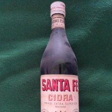 Otras Botellas y Bebidas Antiguas de colección: BOTELLA LLENA (SANTA FE. CIDRA) FABRICA BEBIDAS ESPAÑOLAS. JARABE CALLE TANGER (BARCELONA)