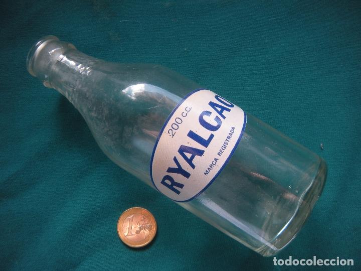 Otras botellas y bebidas antiguas de colecci&oacute;n: BOTELLA RYALCAO 200 CC - Foto 2