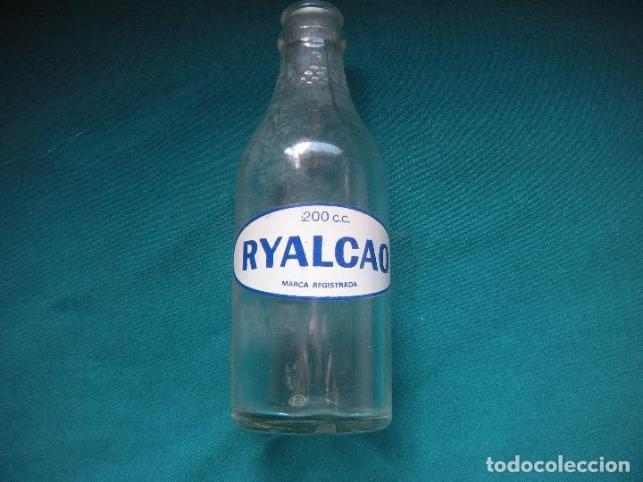 Otras botellas y bebidas antiguas de colecci&oacute;n: BOTELLA RYALCAO 200 CC - Foto 1