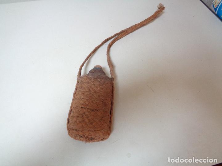 Otras botellas y bebidas antiguas de colecci&oacute;n: botella forrada de esparto, cantimplora - Foto 1