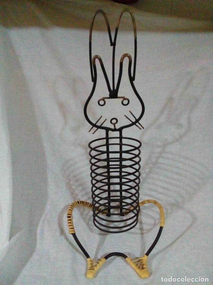 Otras botellas y bebidas antiguas de colecci&oacute;n: botellero de forja en forma de conejo - Foto 1