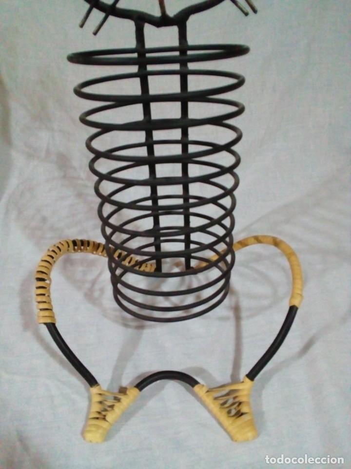 Otras botellas y bebidas antiguas de colecci&oacute;n: botellero de forja en forma de conejo - Foto 2