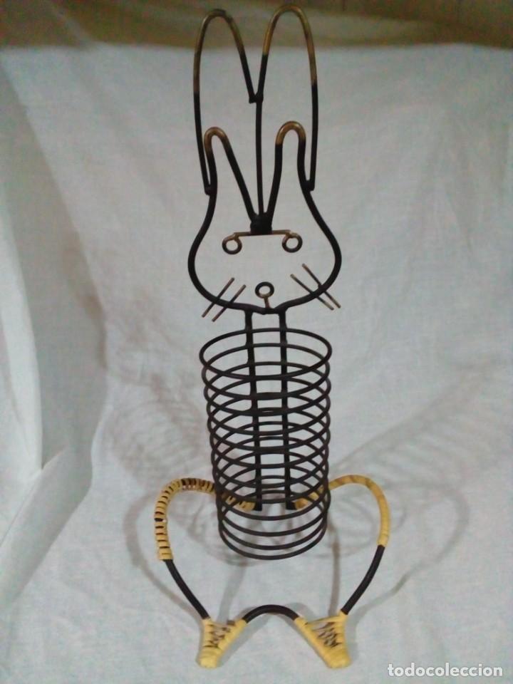 Otras botellas y bebidas antiguas de colecci&oacute;n: botellero de forja en forma de conejo - Foto 3