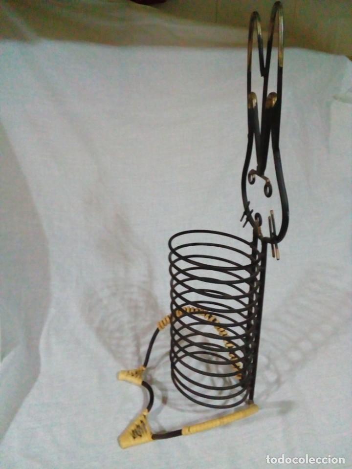 Otras botellas y bebidas antiguas de colecci&oacute;n: botellero de forja en forma de conejo - Foto 4