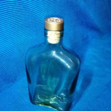 Otras Botellas y Bebidas Antiguas de colección: ANTIGUA BOTELLA DE CRISTAL CON FORMA DE PETACA Y ORIGINAL TAPÓN DE COGNAC DE LA MARCA E. REMY MARTIN