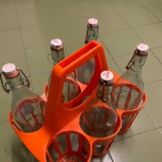Otras Botellas y Bebidas Antiguas de colección: PORTA BOTELLAS DE GASEOSA FABRICADO EN PLÁSTICO NARANJA. Lote 265849174
