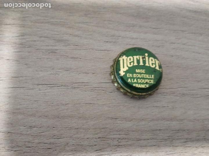 Otras botellas y bebidas antiguas de colecci&oacute;n: CHAPA PERRIER - Foto 1