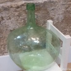 Otras Botellas y Bebidas Antiguas de colección: ANTIGUA Y GRAN DAMAJUANA DE VIDRIO SOPLADO. 45 CM DE ALTO. MUY ESTILIZADA Y CASI TRANSPARENTE.
