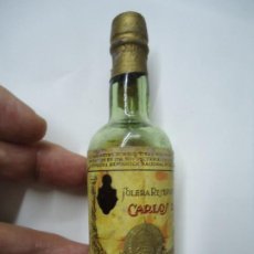 Otras Botellas y Bebidas Antiguas de colección: BOTELLIN,MINIATURA CARLOS III PEDRO DOMECQ ,CON SELLO DE 4 CENTIMOS AÑOS 1960 CERRADA,SIN USAR