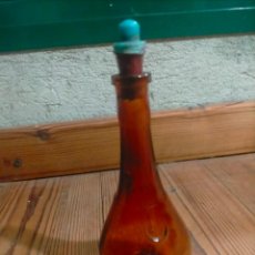 Otras Botellas y Bebidas Antiguas de colección: ANTIGUA BOTELLA DE CRISTAL MARRÓN MARCADA FERROQUINA ESTILO CALISAY DE MEDICAMENTO O FARMACIA