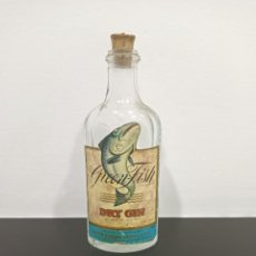 Otras Botellas y Bebidas Antiguas de colección: ANTIGUA BOTELLITA PEQUEÑA DE GINEBRA GREEN FISH. (BOTELLA). Lote 339078653