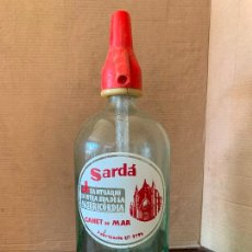 Otras Botellas y Bebidas Antiguas de colección: ANTIGUO SIFON... SARDA. SANTUARIO NTRA SRA DE LA MISERICORDIA. CANET DE MAR. CAPUCHON DE PLASTICO. Lote 388785239