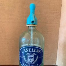 Otras Botellas y Bebidas Antiguas de colección: ANTIGUO SIFON... CARBONICAS CAÑELLAS. VENDRELL. CAPUCHON DE PLASTICO. Lote 388801709