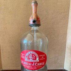Otras Botellas y Bebidas Antiguas de colección: ANTIGUO SIFON... LA HECHICERA. HIJOS DE J.CAHUE. BARCELONA. CAPUCHON METALICO. Lote 388802719