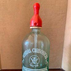 Otras Botellas y Bebidas Antiguas de colección: ANTIGUO SIFON... CARBONICAS TRAVAL-ROCA, SALLENT. CAPUCHON DE PLASTICO. Lote 388803294
