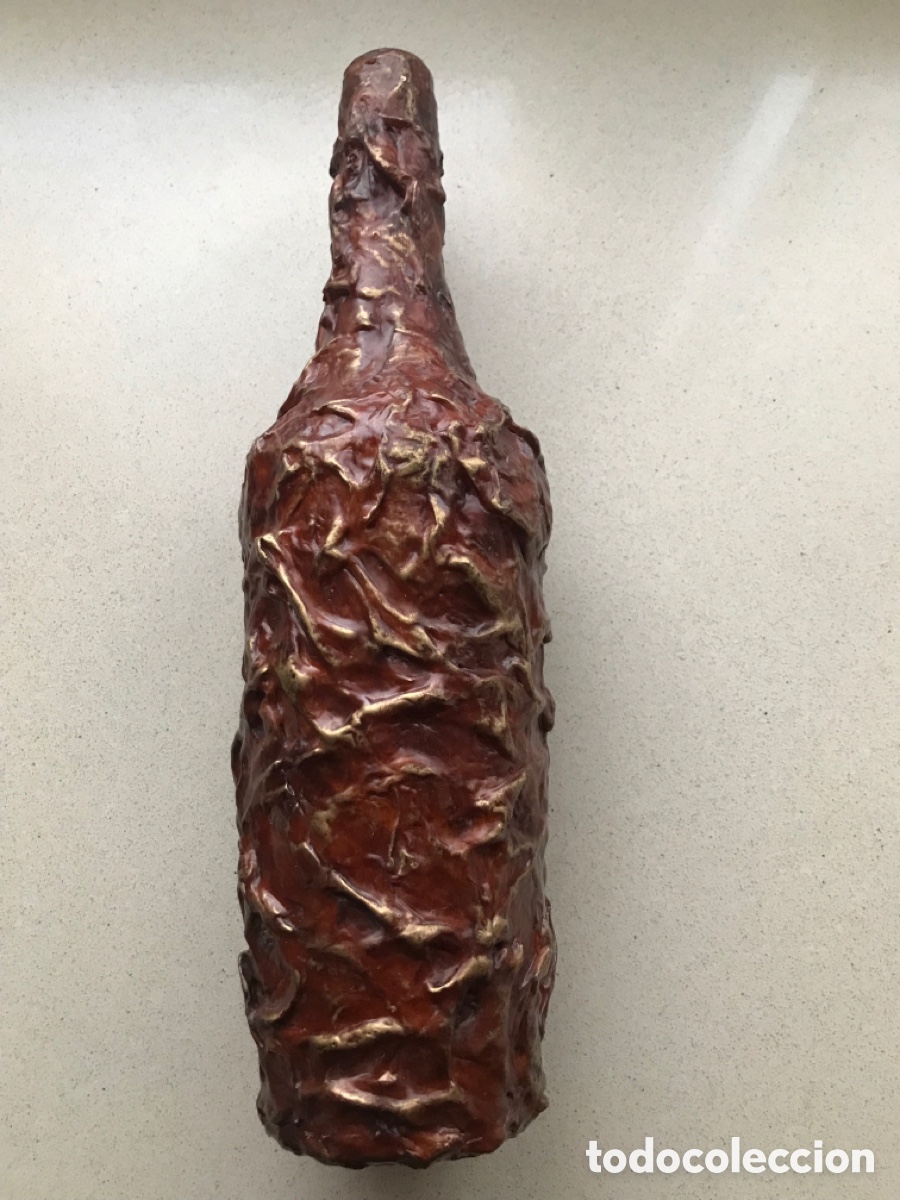 Otras botellas y bebidas antiguas de colecci&oacute;n: Botella repujada!!! - Foto 1