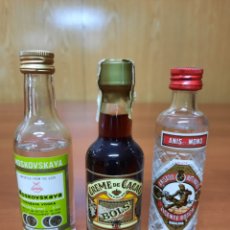 Otras Botellas y Bebidas Antiguas de colección: BOTELLITAS COLECCIONABLES 5CL, PRECINTADAS. ANÍS DEL MONO, CREME DE CACAO Y VODKA MOSKOVSKAYA. Lote 403355544