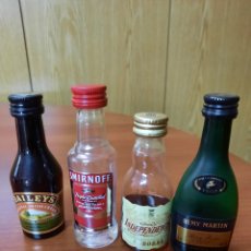 Otras Botellas y Bebidas Antiguas de colección: 4 BOTELLITAS DE LICORES, DE PLÁSTICO, 5CL, COLECCIONABLES. Lote 403480634