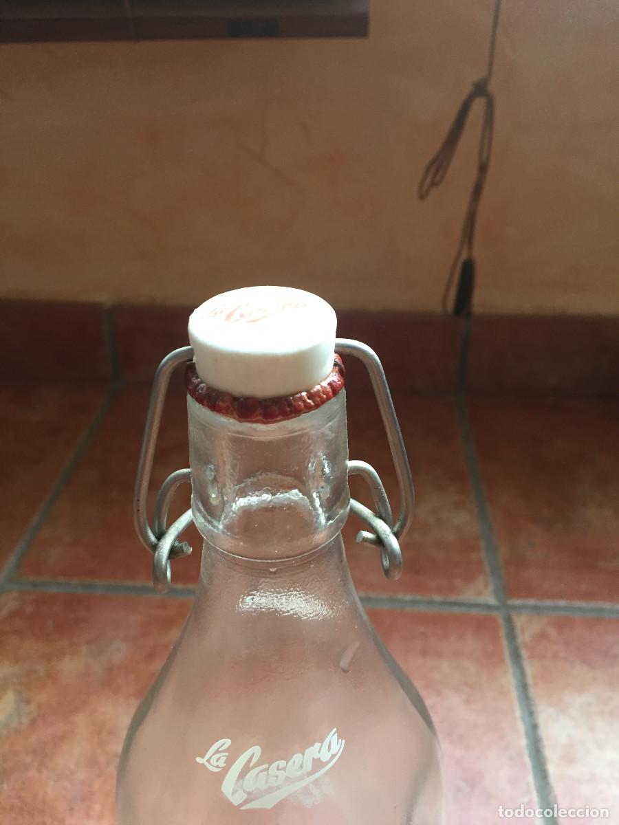 Otras botellas y bebidas antiguas de colecci&oacute;n: BOTELLA DE LA CASERA - Foto 2