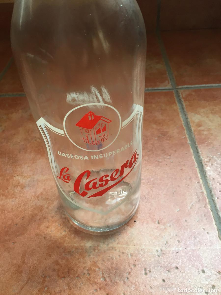 Otras botellas y bebidas antiguas de colecci&oacute;n: BOTELLA DE LA CASERA - Foto 3