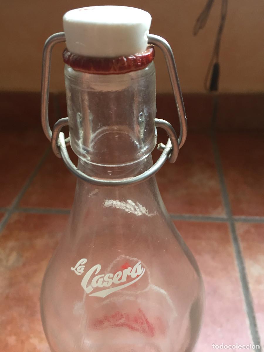 Otras botellas y bebidas antiguas de colecci&oacute;n: BOTELLA DE LA CASERA - Foto 4