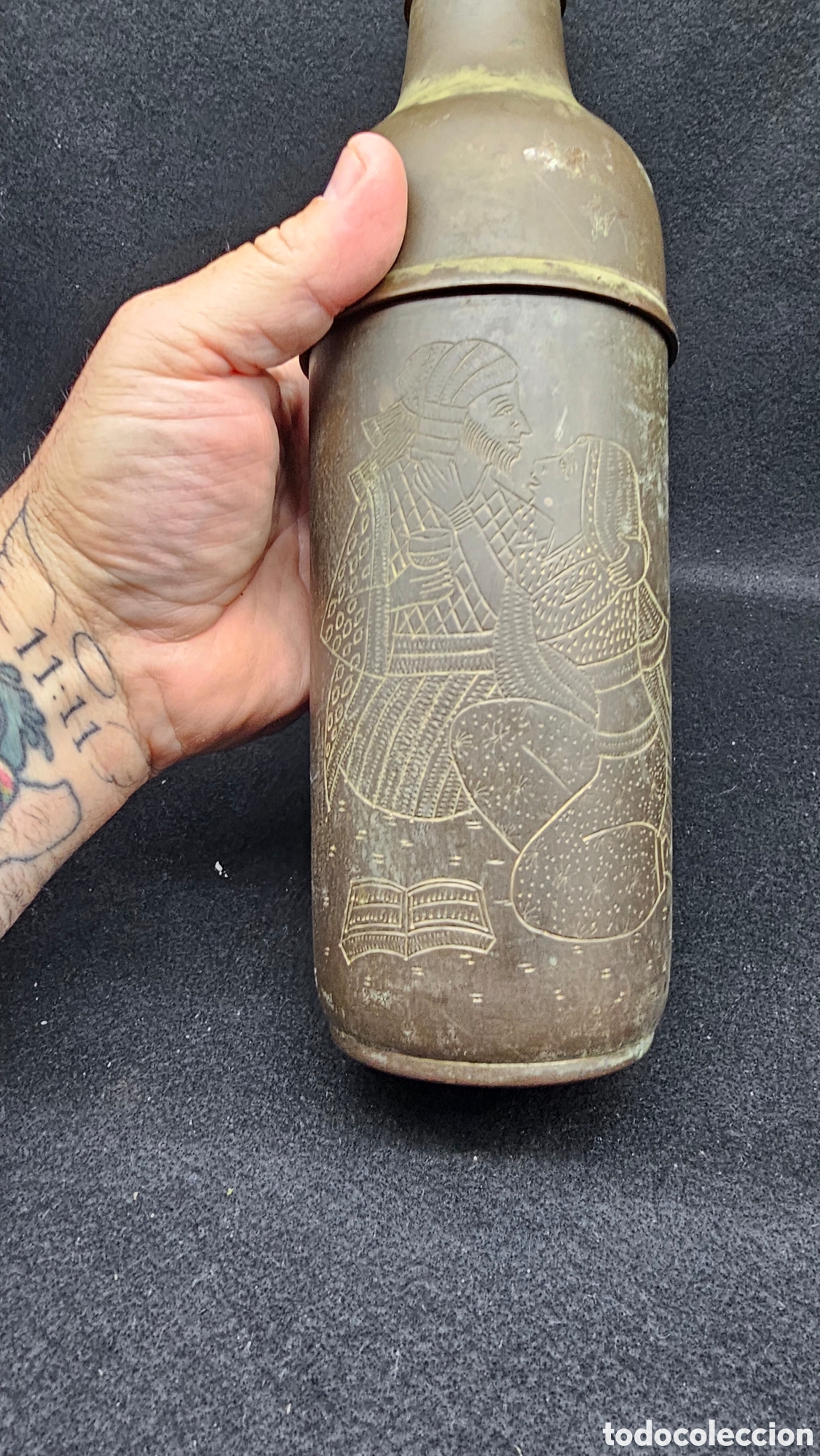 Otras Botellas y Bebidas Antiguas de colecci&oacute;n: Antigua botella de lat&oacute;n repujado a mano