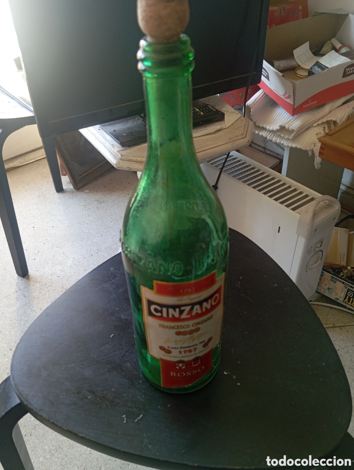 Otras Botellas y Bebidas Antiguas de colecci&oacute;n: Antigua botella Cinzano verde con etiqueta y relieve de la marca